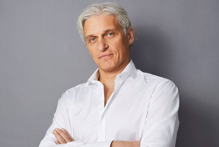 Мужчина блондин в рубашке, портрет для фотографии: лицо, голова, взрослый.