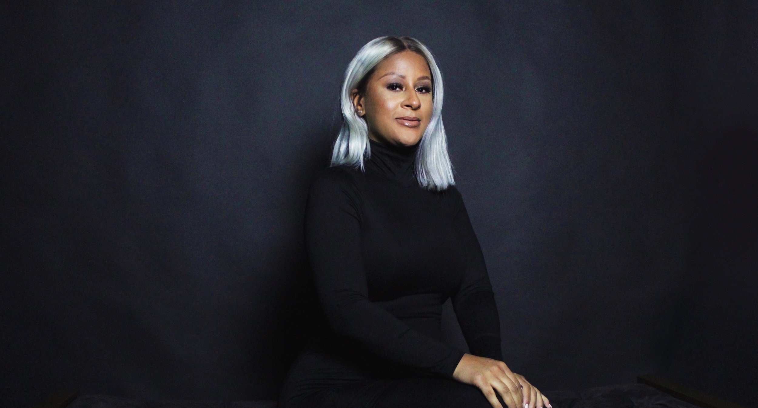 "Женщина с улыбкой, черные волосы, фотопортрет, лицо в крупном плане"