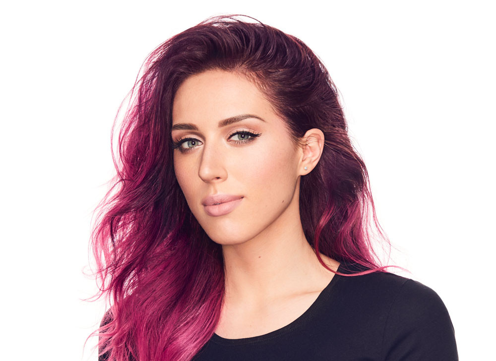 Женщина с портретной фотографией, на которой виден ее лицо и волосы.