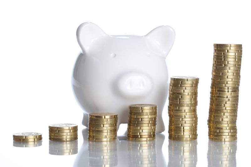 Копилку с монетами и деньгами - SEO-оптимизированный ALT-текст для изображения.