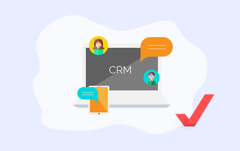 Текст на компьютере с электроникой на ПК.