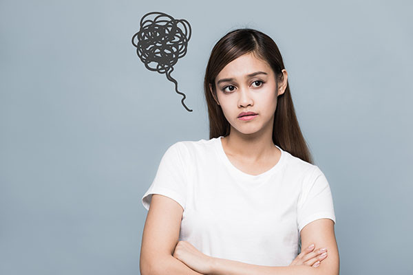 Фотография портрета человека в футболке с удивлённым выражением лица.