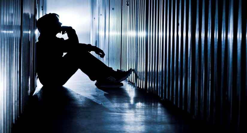 Человек в помещении офиса - SEO-оптимизированный текст описания изображения.