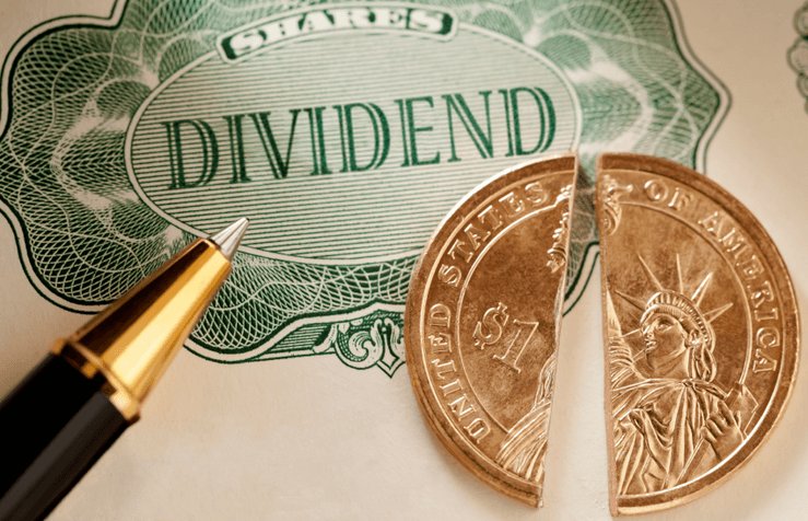 Человек с ручкой, монетой, украшениями - колье и кулон, деньги.