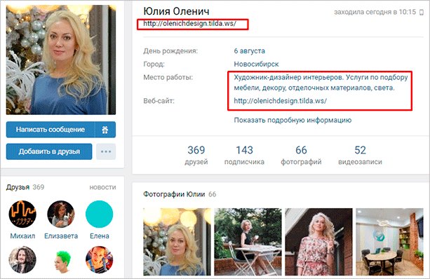 Женщина взрослого возраста сидит за столом, читает текст на веб-странице.