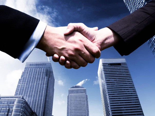 Рука мужчины в городе, рукопожатие, застройка, башня, городской пейзаж.