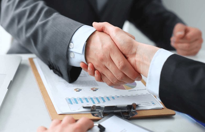 Текст: взрослый мужчина с рукой - изображение с телом мужчины и рукой.