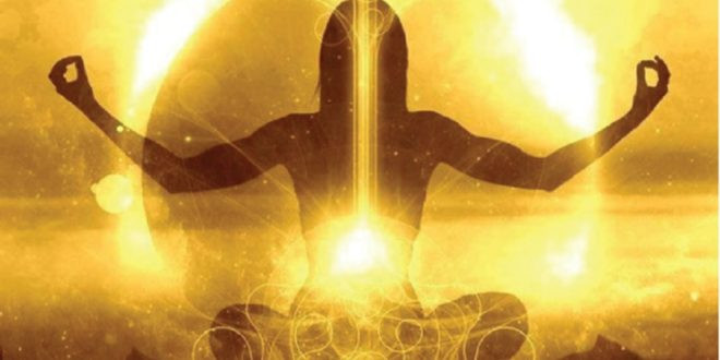 Солнечный свет освещает молитвенный человек - оптимизированный Alt текст изображения.