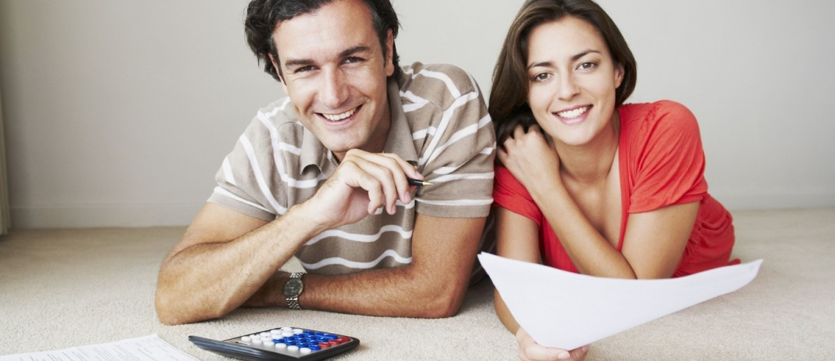 Женщина и мужчина счастливо улыбаются, лица, портрет, взрослые, мужчина и женщина.