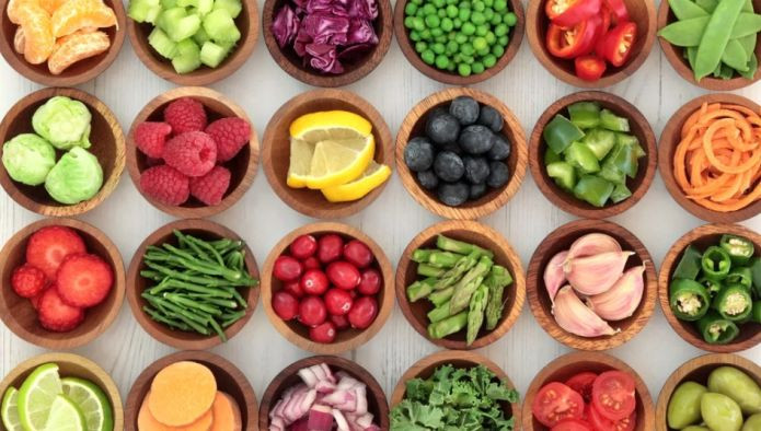 Бранч на столе салатов, еда, презентация, питание, мебель, стол, салат-бар.