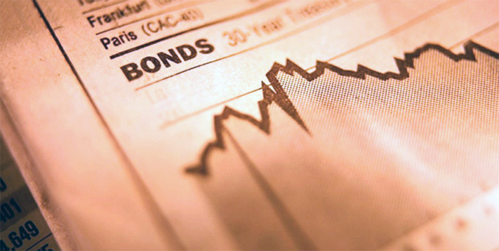 Газета с текстом, читающий человек.