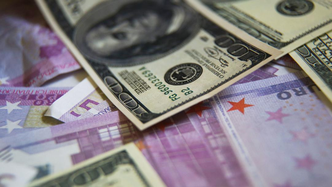 Деньги на бизнес-карте с текстом. Доллар на бумаге.