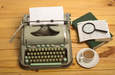 Компьютерная клавиатура на столе с чашкой кофе, электроника и аппаратная часть.