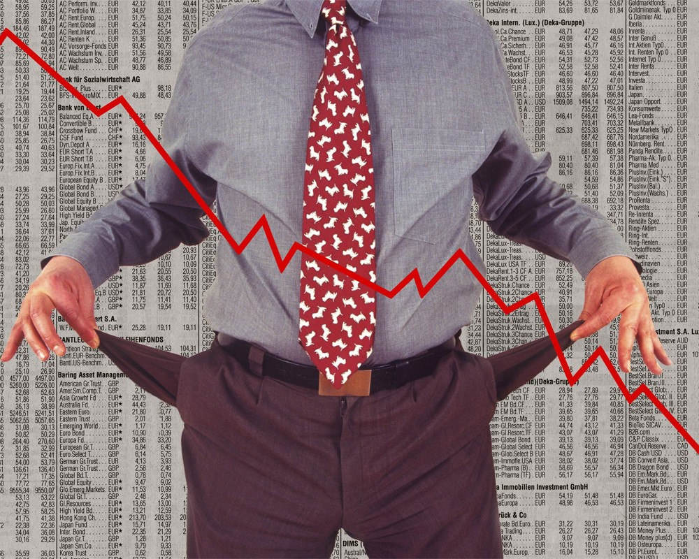 Аксессуары к формальной одежде: галстук на мужчине в рубашке с текстом.