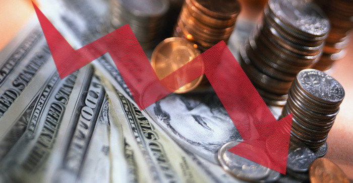 Денежные монетки на черном фоне - иллюстрация денег и монет.