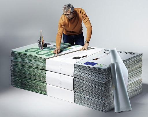 Взрослый мужчина с деньгами - изображение взрослого мужчины с денежными средствами.