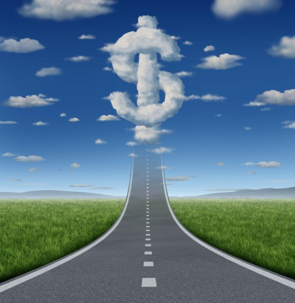 Пейзаж с небом, облаками, дорогой и горизонтом на открытой природе.