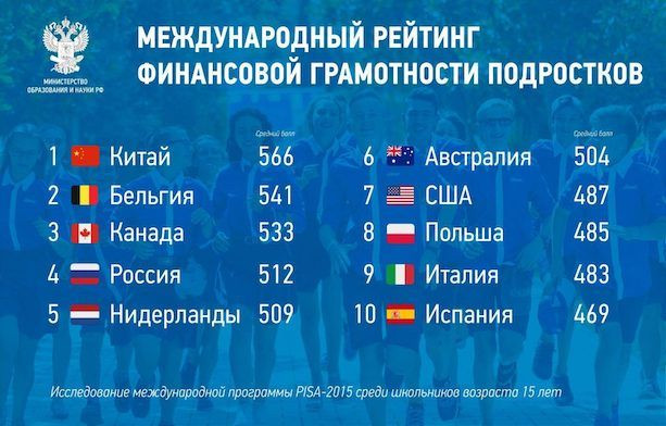 Взрослая женщина смотрит на монитор компьютера с текстом на экране.