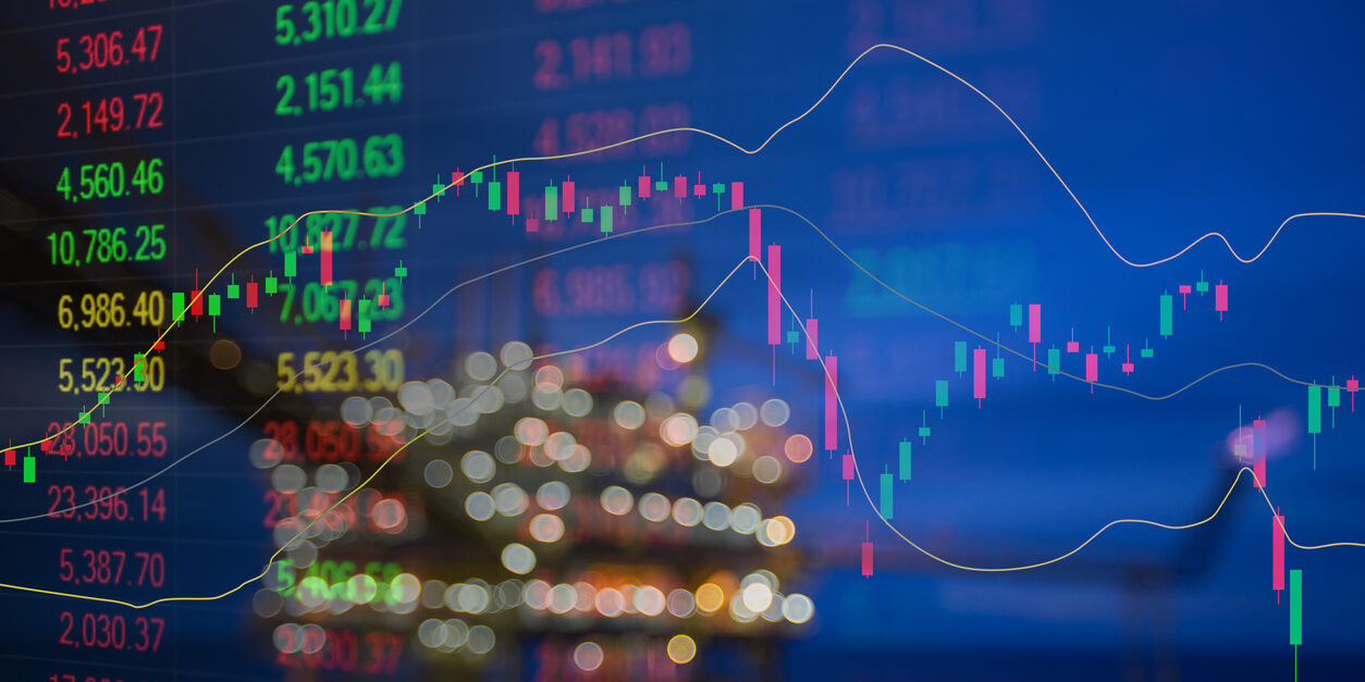 Компьютерное оборудование: монитор с ярким экраном и графикой.