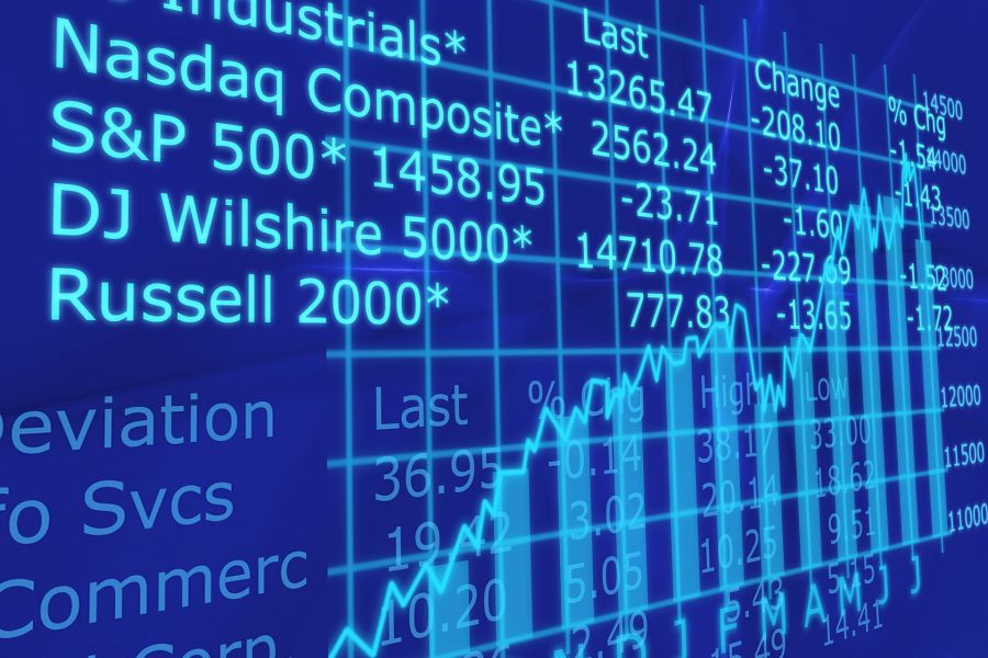 Табло с электроникой: экран монитора, компьютерное железо, аппаратура.