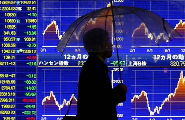 Электроника: человек работает за монитором, компьютерное оборудование, экран и табло.