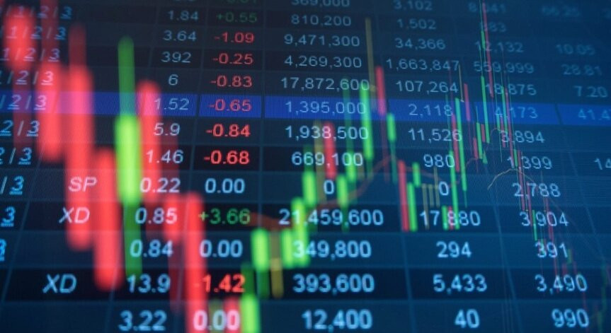 Электронное табло с монитором и графиком, компьютерная аппаратура для отображения данных.