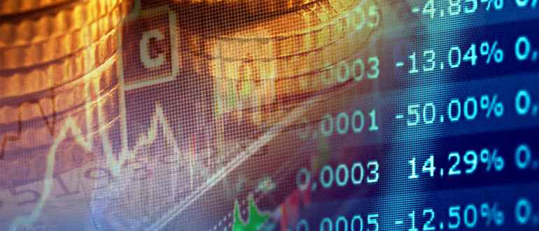 "Люди и монитор компьютера на электронной табло с фирменным программным обеспечением"