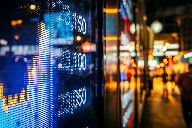 Электроника: монитор компьютера на фоне городской улицы с уличным освещением.