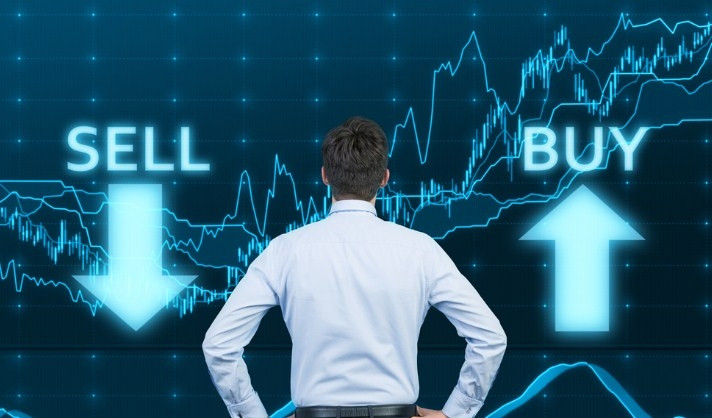 Взрослый мужчина у доски, обеспечивает безопасность.