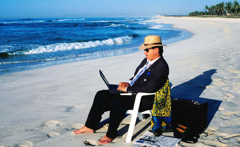 Мужчина сидит на пляже у моря, на фоне прибрежной линии – ключевые слова.