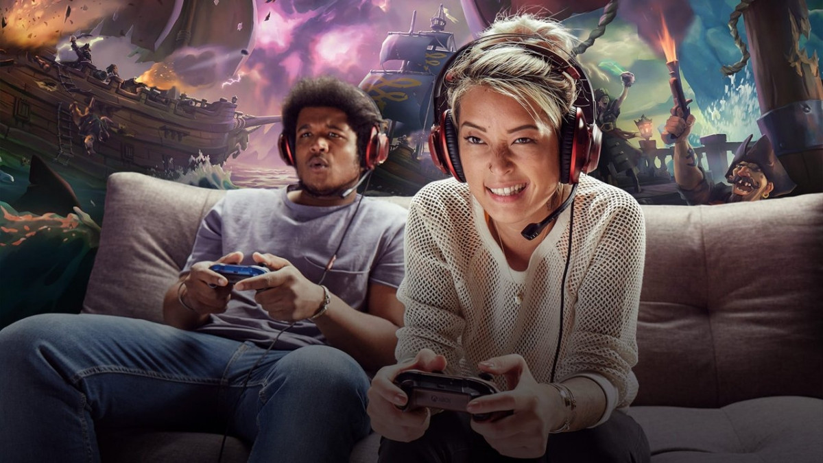 На изображении взрослый мужчина и женщина в наушниках, в джинсах и с ожерельем.