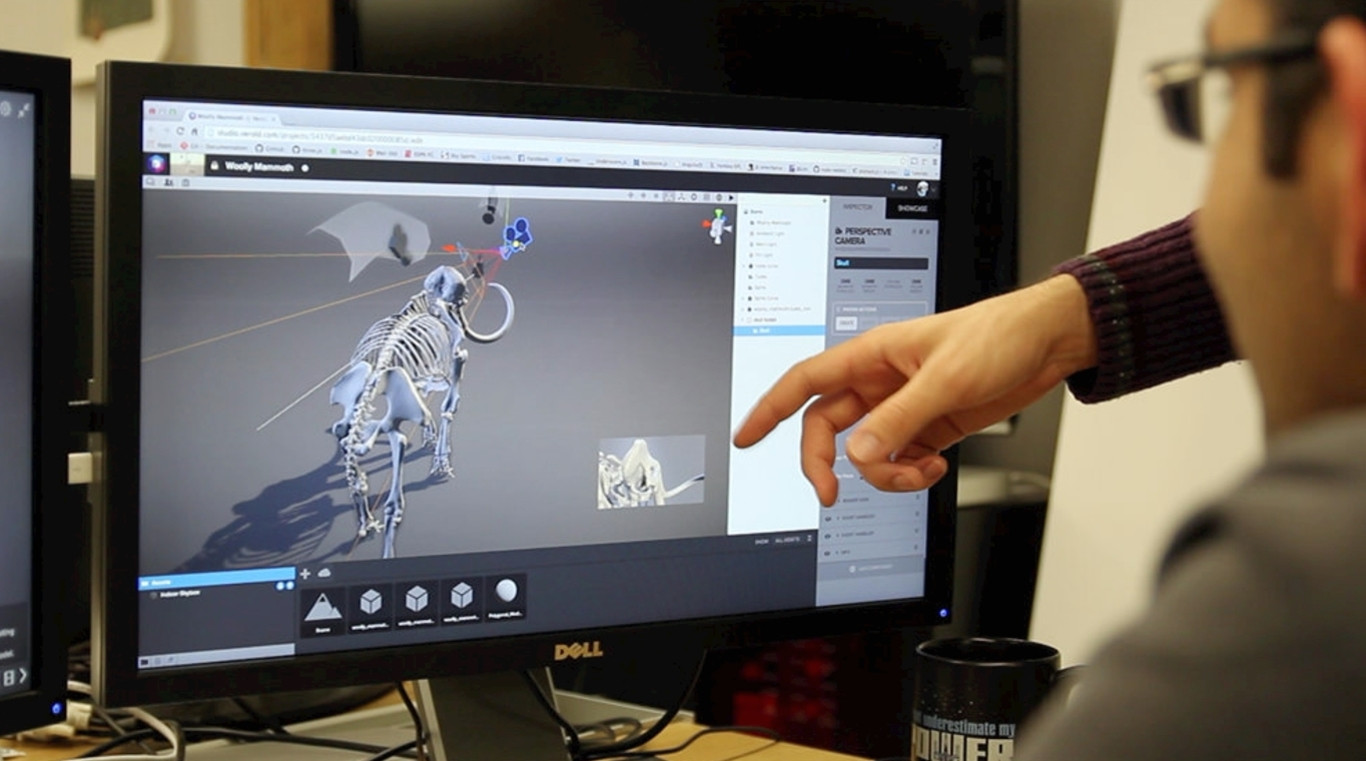 Монитор с CAD-диаграммой, взрослый мужчина с очками, лицо и голова на экране.