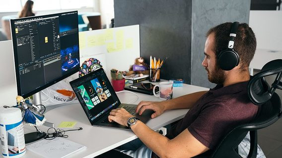 Электроника: наушники, ноутбук, ПК, монитор, клавиатура, лицо, видеоигры, черный фон, д