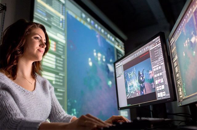 Взрослая женщина пользуется компьютерным монитором во время видеоигр.