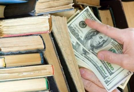 Деньги, документы, удостоверения личности, паспорт, текст.