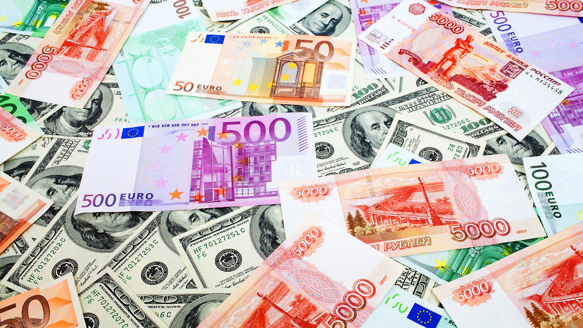 Человек с деньгами в руках, держащий книгу. Перед его лицом публикация.