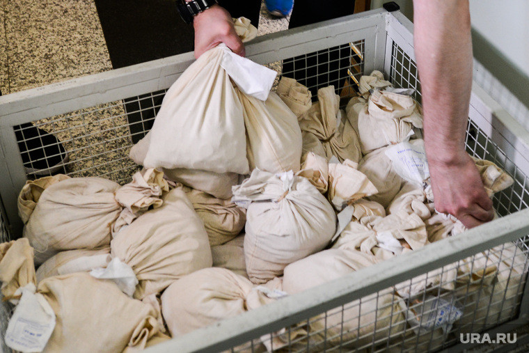 Мужчина-взрослый с сумкой на кровати - фото мебели с мужчиной и младенцем.