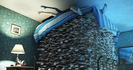 Мебель в спальне: столик с лампой, кровать, интерьер, декор, морская тематика.