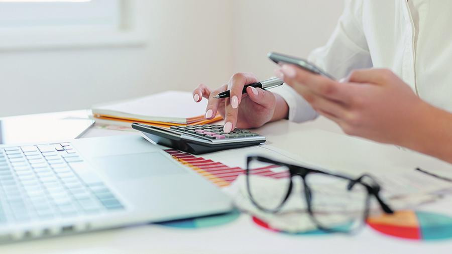 Человек пишет на ноутбуке с помощью ручки и кисти – компьютерная электроника.