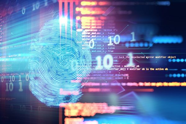 Компьютерная аппаратура: монитор с подсветкой и электронная табло.