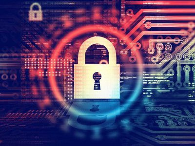 Фотография с человеком, проверяющим безопасность освещения в помещении.