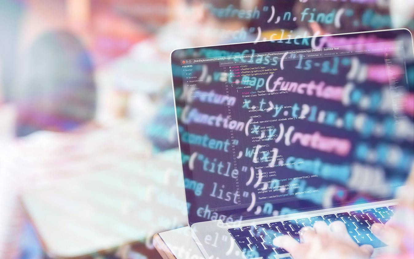 Текст на доске с компьютерной клавиатурой - оборудование и электроника.