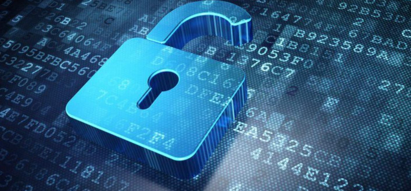 Человек с кредитной картой, защита данных, текст о безопасности.