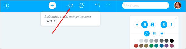 Человек за компьютером читает текстовый файл.