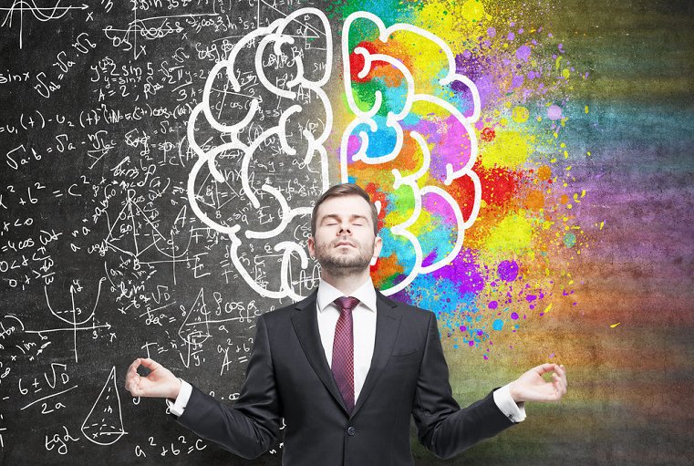 Взрослый мужчина стоит перед доской с текстом.