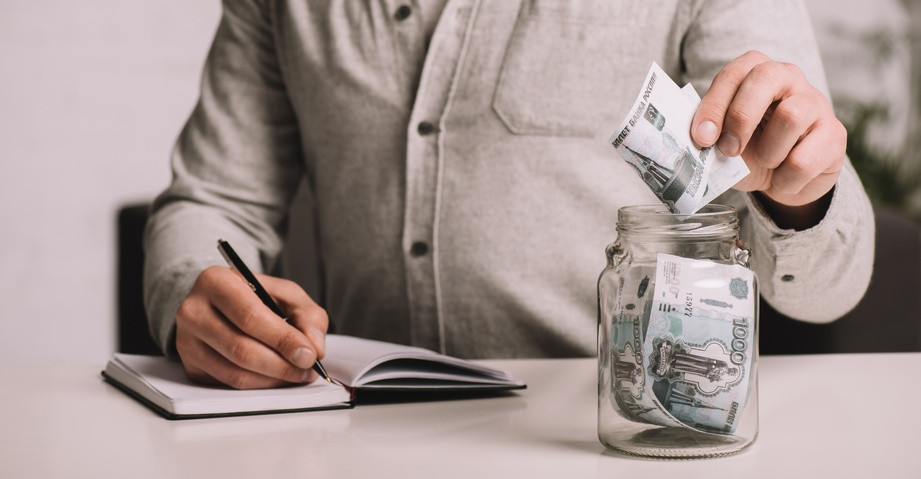 Взрослый мужчина с пером в руке - изображение с ключевыми словами в описании.