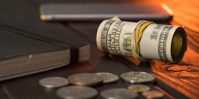 Деньги, медикаменты в банке, таблетка, лента, консервная банка - элементы на картинке.