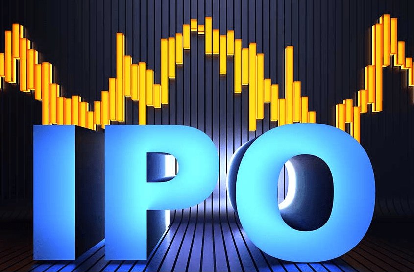 Текст: номеры и символы на электрическом устройстве - холодильнике.