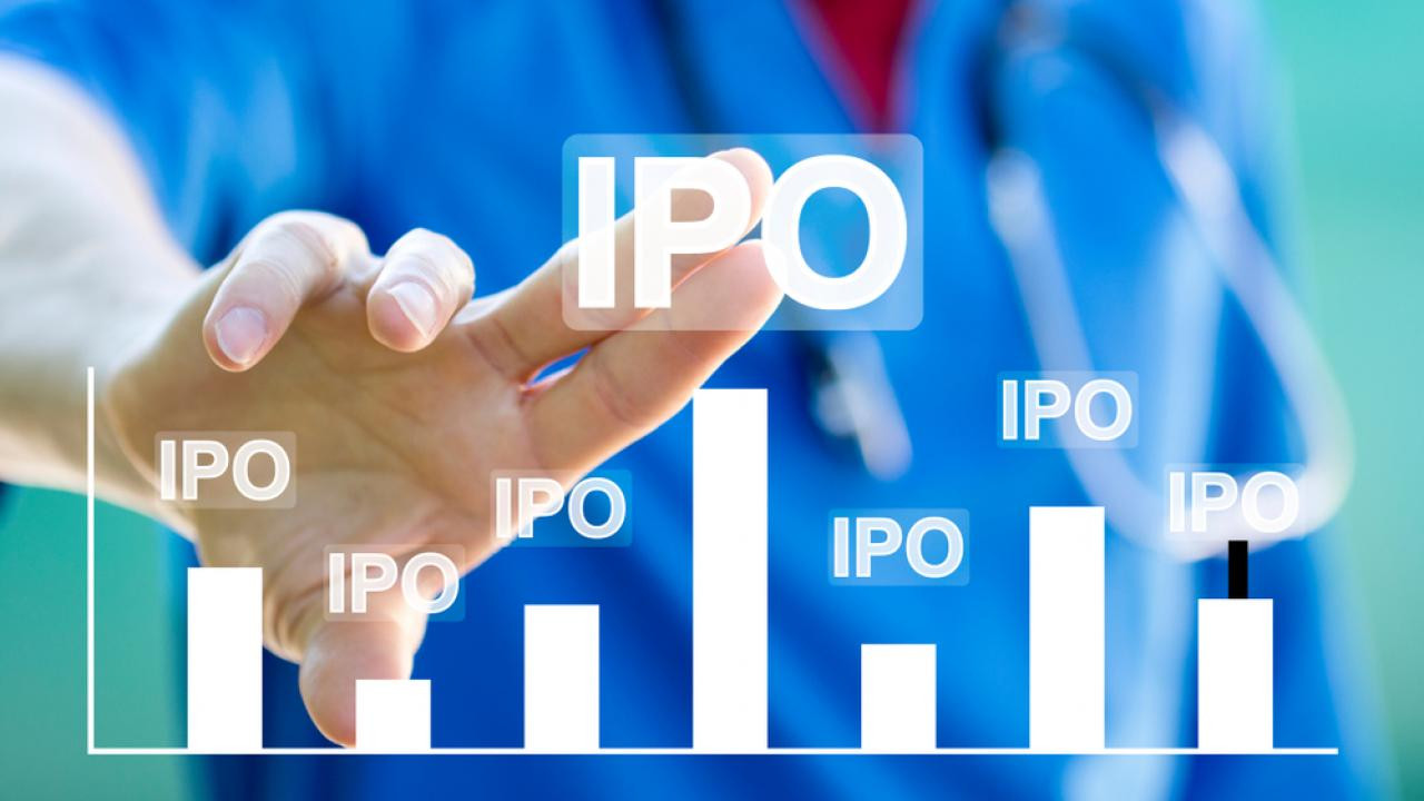 Архитектура больницы с человеком, держащим младенца на руках, показывающим пальцем.