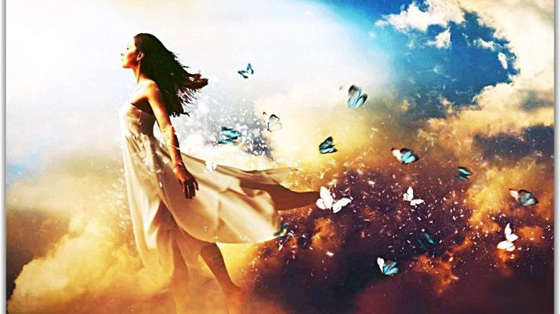 Женщина во взрослом возрасте в платье. Гармония с ключевыми словами: женщина, платье, одежда.